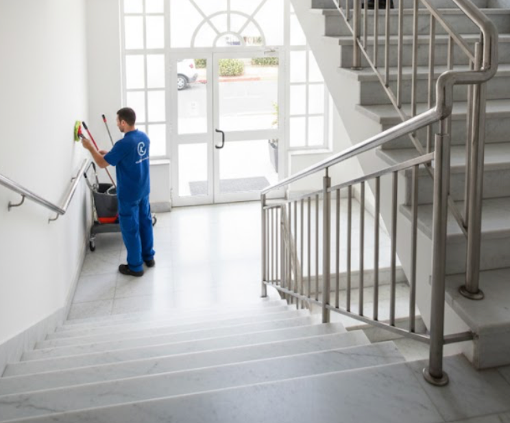 Guía Completa de Limpieza de Comunidades de Vecinos en Torrevieja: Mantenimiento, Normativa y Consejos